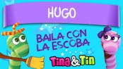 Hugo baila con la escoba