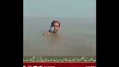 arabic reporter in water