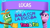 Lucas baila con la escoba