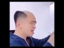 Chinese man sings and puts hair on head🥵